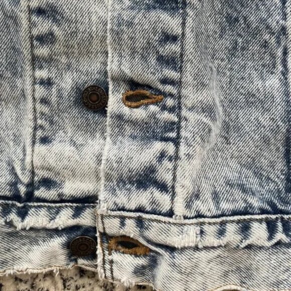 Large Vintage 80's Levi's Light Distressed Stone/Acid Wash Denim Jacket - Picture 4 of 6